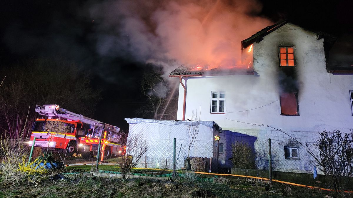 Una donna gravemente ustionata viene portata via da una casa in fiamme a Třinec in un sonno artificiale